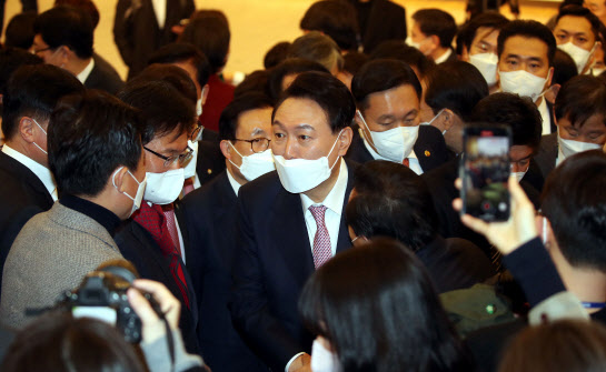 `30대 장관` 약속한 尹…"내부발탁 불가능, 정치인· 학자는 경계"