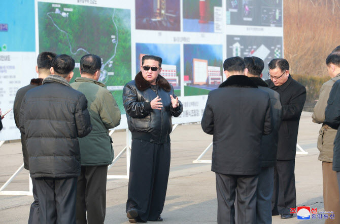 북한, '괴물 ICBM' 쏘고 정찰위성 주장…국방부 "강력 규탄"