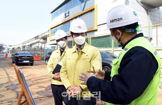 [포토]7호선 탑석역 건설현장 및 경전철기지 찾아 점검하는 안동광 의정부시 부시장