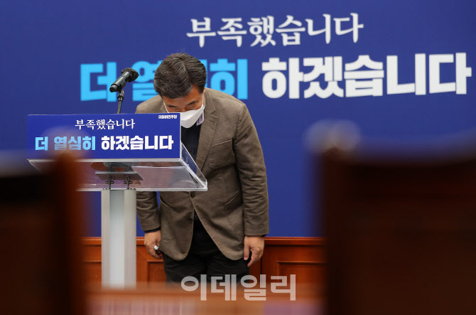 [포토]인사하는 윤호중 비상대책위원장