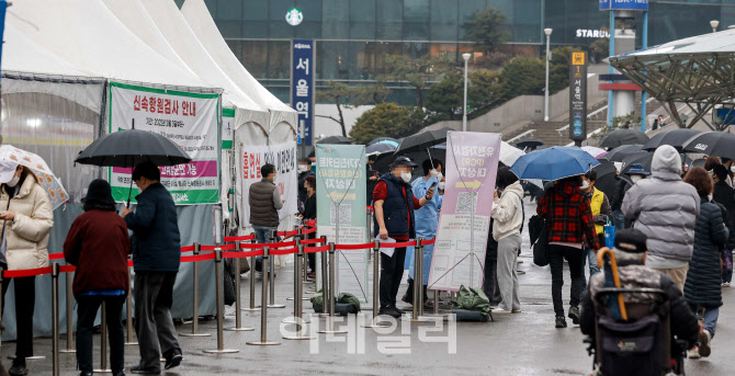 [포토]신규 확진 35만여 명…중환자 병상 부족 우려