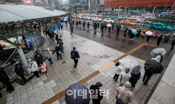 [포토]코로나19 신규확진 35만190명, 사망자 251명…역대 두 번째