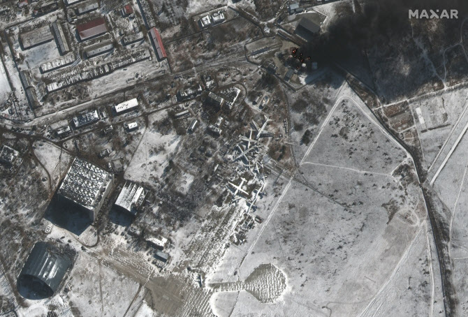 [포토] 러군 폭격에 파괴된 우크라 공항과 불타는 저유소