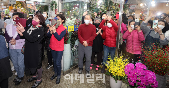 [포토]윤석열 대통령 당선인 등장에 환호하는 상인들