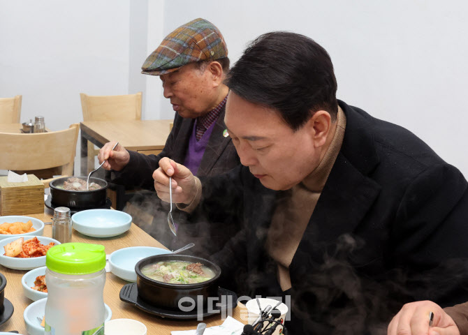 [포토]윤석열 대통령 당선인, 점심식사는 남대문시장에서