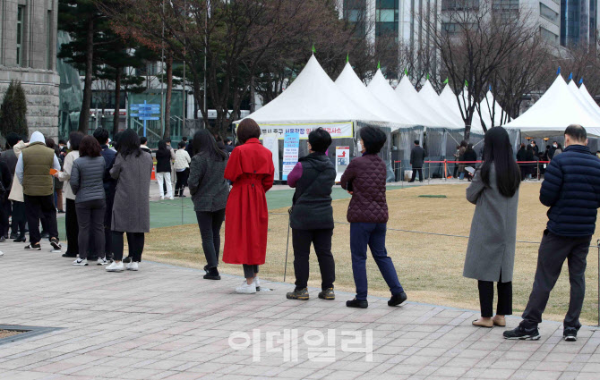 [포토] 서울시청 광장 임시선별검사소