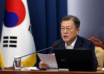 문 대통령 “한반도 평화 위기… 남북, 대화 노력 지속해야”