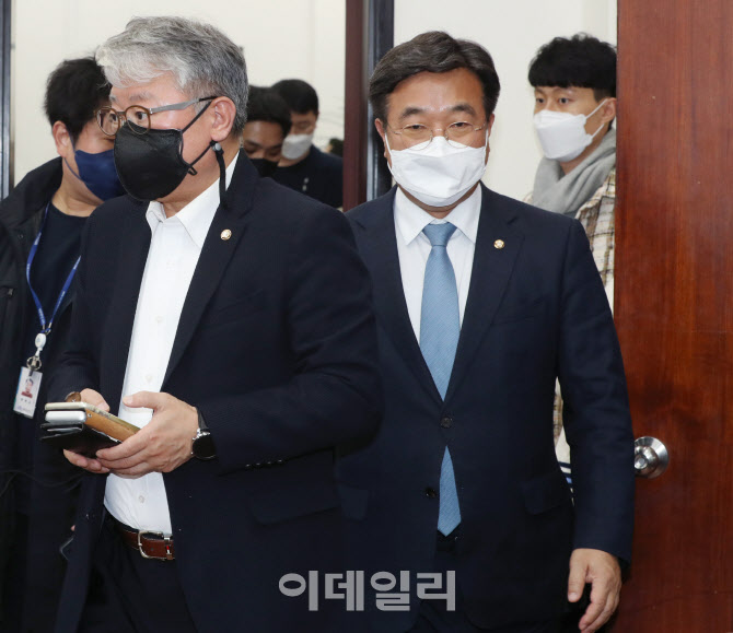 [포토]상임위원장 및 간사단 연석회의 참석하는 윤호중