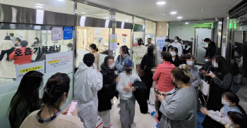 신속검사 확진 인정 첫날 병원 가보니…혼란은 여전했다