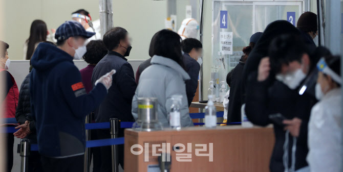 [포토]코로나 신규확진 나흘째 30만명대, 누적 700만명 넘었다