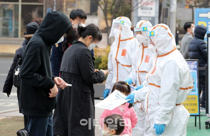 [포토]전국 중환자실 가동률 65.1%…재택치료 161만명