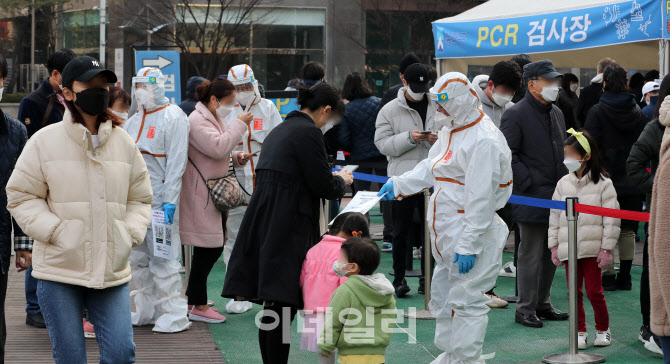 [포토]코로나 여전히 기세등등...신규확진 36만명, 사망 300명 육박