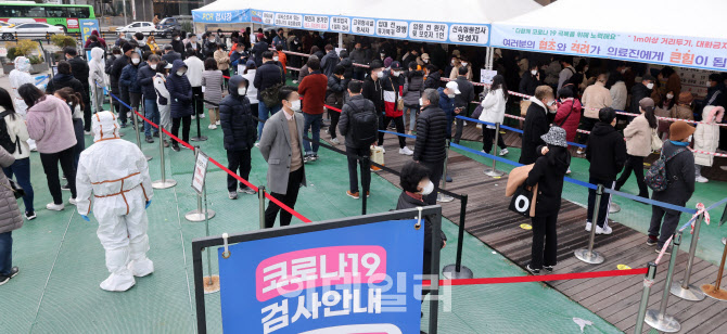 [포토]나흘 연속 30만 명대...사망자 3백 명 육박 '최다'