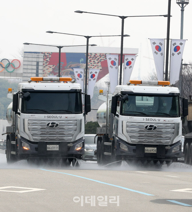 [포토]겨우내 묵은 때 벗겨내는 살수차