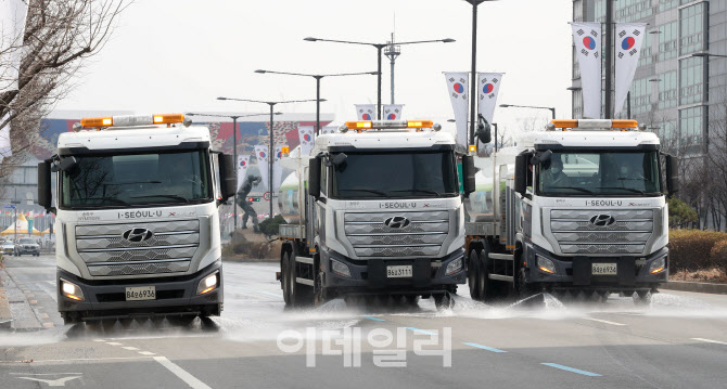 [포토]송파구, 도로 '봄맞이' 대청소...묵은 때·염화칼슘 제거