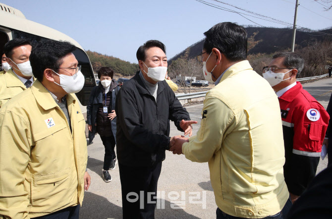 [포토]울진군수와 인사 나누는 윤석열 대통령 당선인