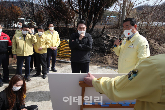 [포토]산불 피해현장 찾은 윤석열 대통령 당선인