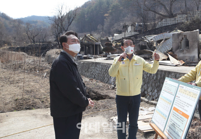 [포토]윤석열 대통령 당선인, 울진 산불 피해현장 찾아