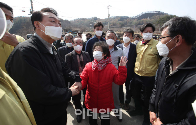 [포토]울진 산불 피해지역 주민 만난 윤석열 당선인