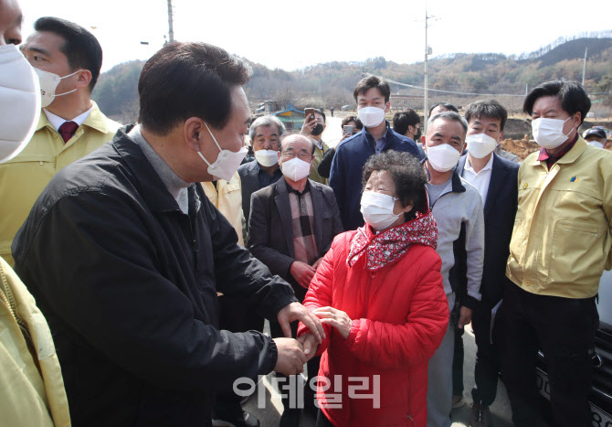 [포토]산불 피해지역 주민 만난 윤석열 당선인