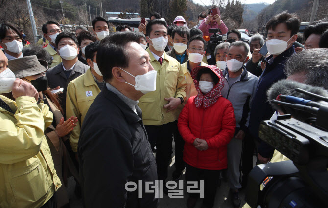 [포토]산불 피해지역 찾은 윤석열 당선인