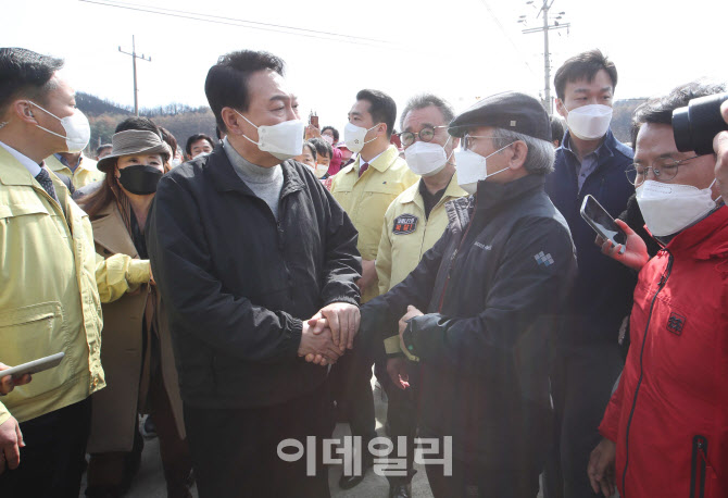 [포토]산불 피해지역 주민들 위로하는 윤석열 당선인