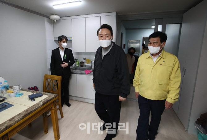 [포토]이재민 임시거주지 살펴보는 윤석열 대통령 당선인