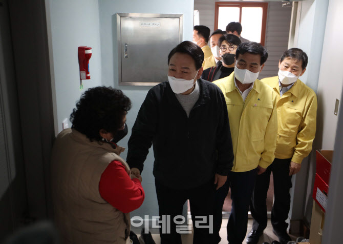 [포토]산불 이재민 임시거주지 살펴보는 윤석열 대통령 당선인