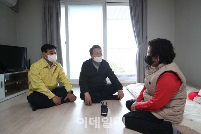 [포토]산불피해 이재민 임시거주지 찾은 윤석열 대통령 당선인