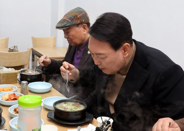 “순댓국도 먹기 힘든데 꼬리곰탕이라니” 尹 비판 글 뭇매… 왜?