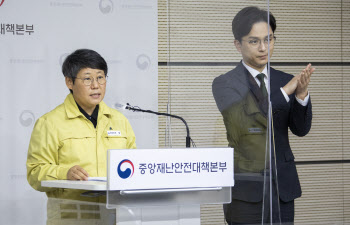60세 이상만 재택치료 집중…내일 확진자 45만명 정점 예상