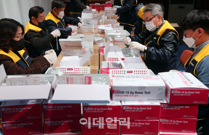 4월에도 선제검사 후 등교…학교에 검사키트 추가 제공