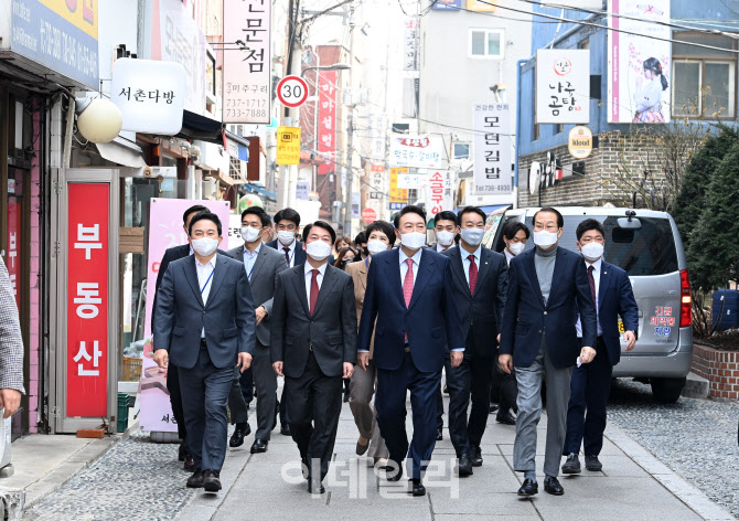 [포토]통의동 주변 산책하는 윤석열 당선인과 참모진