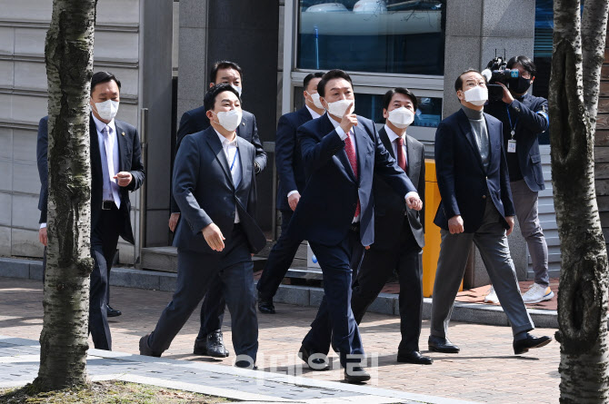 [포토]집무실 주변 산책하는 윤석열 당선인과 참모진