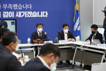 광주 찾은 민주당 비대위…회의장 밖에선 "윤호중 사퇴" 시위(종합)
