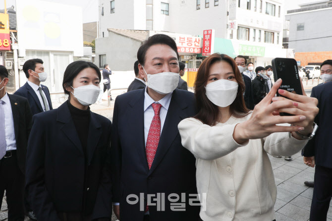 [포토]문재인 대통령과 회동 무산에 시민들과 만나는 윤석열 당선인