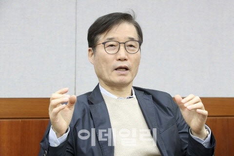 [단독]이근 국민경제자문회의 부의장 사의…文정부 첫 자진사퇴