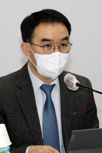 "필요할 땐 文대통령 찾더니"...靑 출신, 與 채이배에 사과 요구