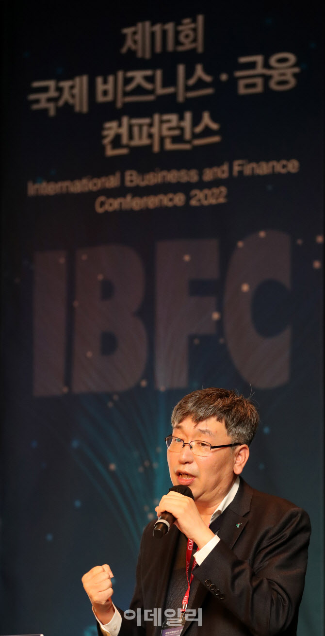 [포토]제11회 국제 비즈니스·금융 컨퍼런스에서 강연하는 정중호 하나금융연구소 소장