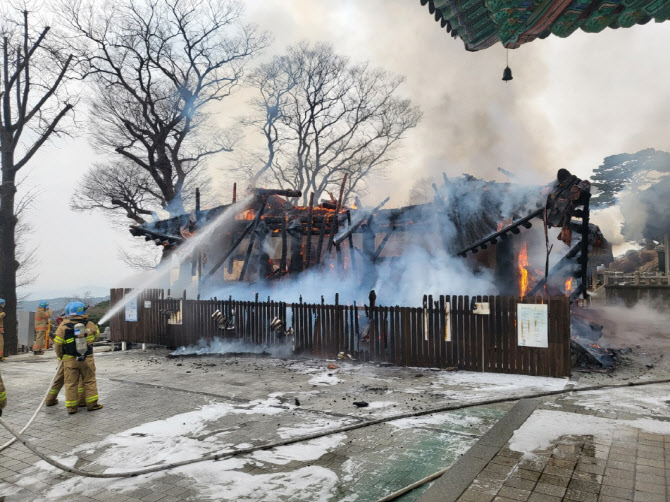 관악산 삼막사 화재…문화재 피해는 없어