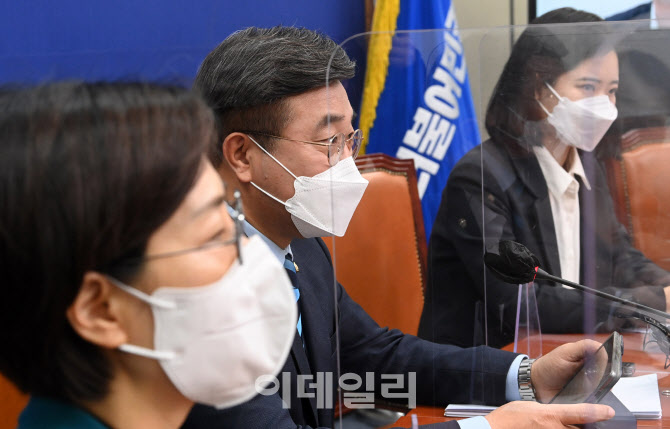 [포토]윤호중, '국민이 느낄 수 있는 변화 만들 것...사퇴 요구 일축'