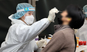 의협 "의료기관 붕괴 위기…정부, 방역 완화 중단해야"