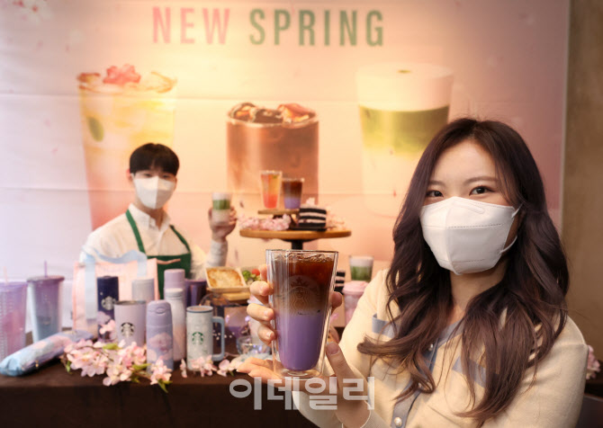 [포토]스타벅스코리아, 벚꽃 만개한 '미드나잇 베르가못 콜드 브루' 출시