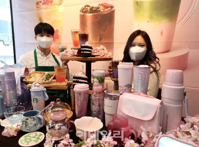 [포토]스타벅스, '미드나잇 베르가못 콜드 브루' 22일부터 판매 시작