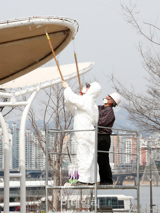 [포토]한강사업본부, 한강시민공원 봄맞이 특별 환경정비