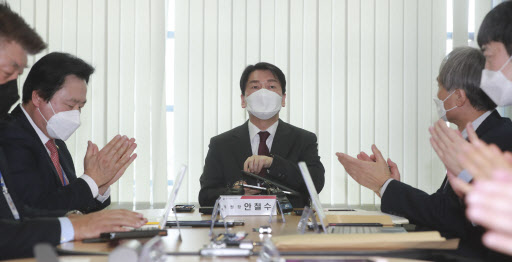 안철수 “무너진 정치방역 폐허 위에 과학방역 성 지어야”