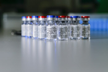 국내 바이오, 러시아 백신 '스푸트니크V' 포기 못 하는 이유