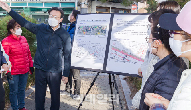 [포토] 학부모와 소통하는 채현일 영등포구청장