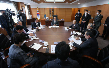 파열음 낸 경제단체들, 땀 흘리는 기업 얼굴에 먹칠