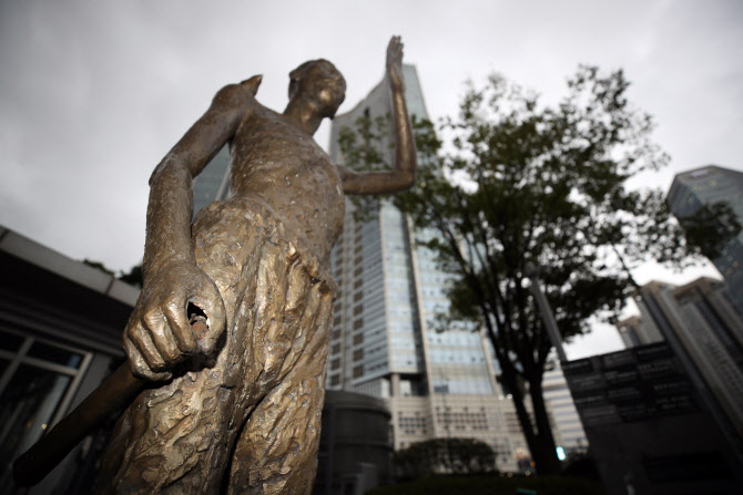 "강제노역 조각상은 일본인" 주장…법원 '허위' 판단